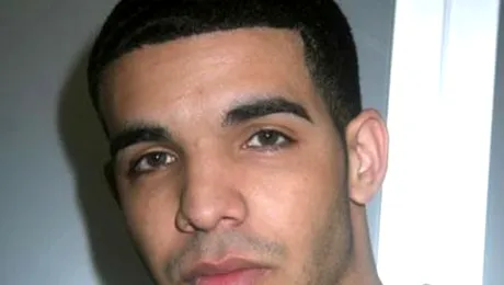 El este iubitul misterios al Rihannei! (Poze)