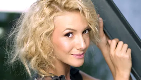 Cine şi ce o face fericită pe Adela Popescu?