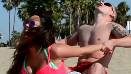 Au făcut asta pe plajă, în văzul tuturor! VIDEO
