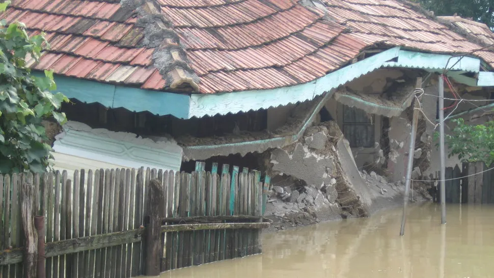 Inundatiile din nordul Moldovei au luat zeci de vieti (video)