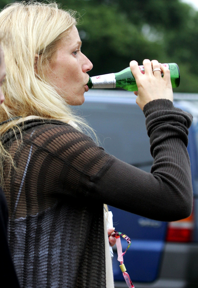 Gwyneth în timp ce bea bere