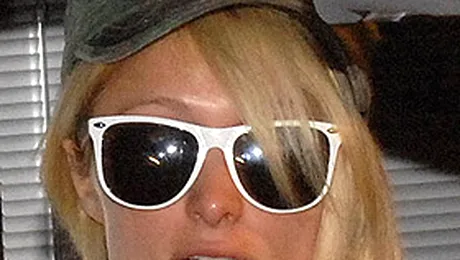 Paris Hilton si-a luat-o in bot