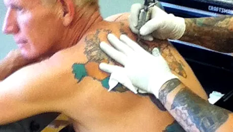 Și-a tatuat harta lumii pe spate și colorează fiecare țară vizitată