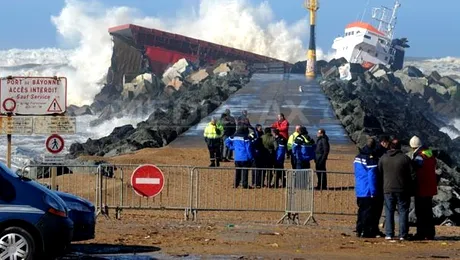 O navă spaniolă s-a rupt în două după ce a lovit un dig, în largul Franței