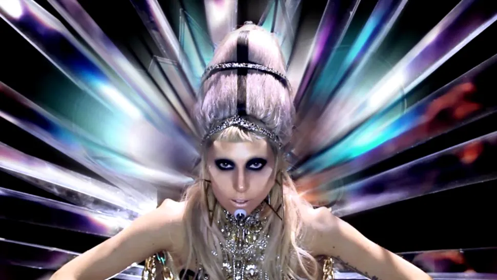 Lady Gaga și Versace lansează o colecție, pentru a marca zece ani de “Born This Way”