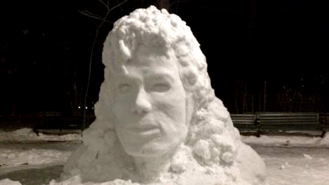 Statuia lui Michael Jackson din zapada