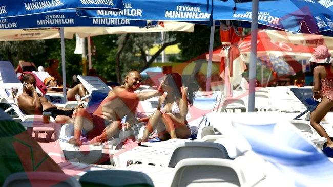 Puya la mare cu iubita