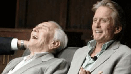 Kirk Douglas a plans de bucurie, pentru vindecarea lui Michael!