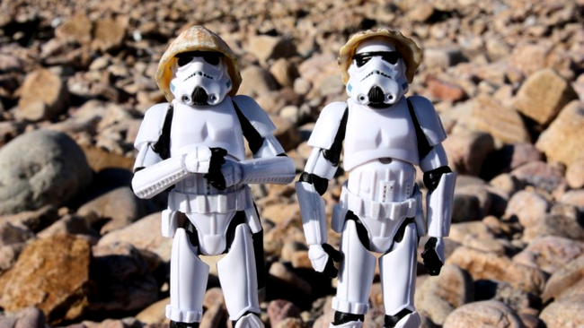 Doi soldatii clona in pauza de filmare, cu palarii de soare