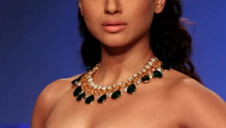 Prezentatoare TV, pălmuită în direct pentru că era prea dezbrăcată! VIDEO