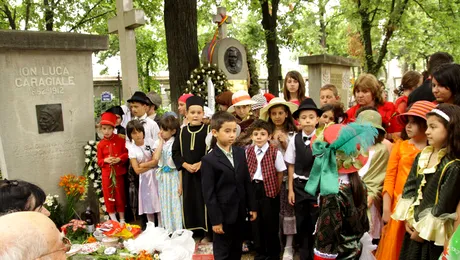 POZA ZILEI: Scolarii care joaca teatru la cimitir