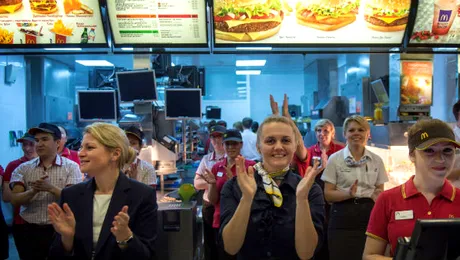 Ce salarii sunt la McDonald’s România! Cât câştigă un angajat la început şi la ce sumă poate ajunge