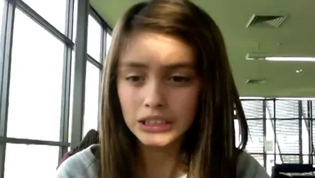 Fata care danseaza din sprancene (Video)