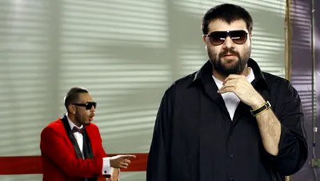 Grasu XXL intra la radio in haine noi! (Video)