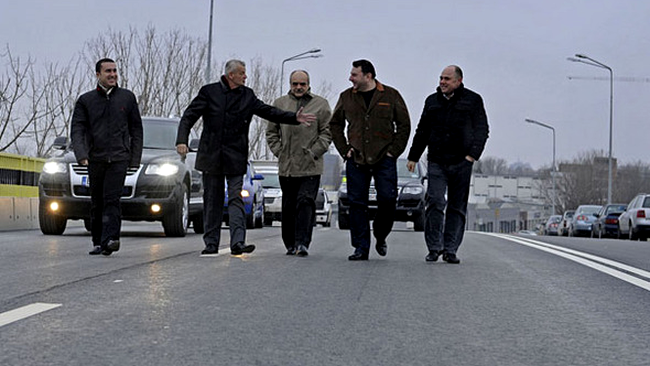 La inaugurarea pasajului au participat primarul Sectorului 2, Neculai Ontanu, primarul Capitalei, Sorin Oprescu, primarul orasului Voluntari, Costel Florentin Pandele, secretarul de stat in Ministerul Dezvoltarii Razvan Murgeanu si presedintele Consiliului Judetean Ilfov, Cristache Radulescu. 