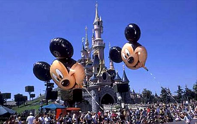 Orice copil isi doreste sa mearga macar o data la Disneyland!