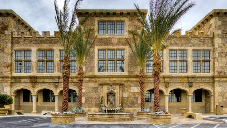 Casa construită din 500.000 de sticle de bere