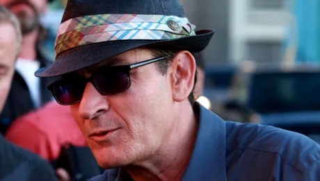 Charlie Sheen, concediat de producătorii serialului „Doi bărbaţi şi jumătate”