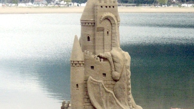 Castel de nisip păzit de Dragonul de nisip