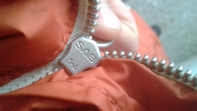 Fermoarele care se înțepenesc din cauză că prind țesătura