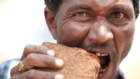 Omul care se hrănește cu pietriș, cărămizi și noroi