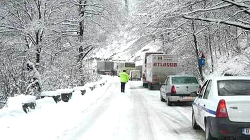 Viscolul si zapada au blocat 13 drumuri nationale! Vezi unde nu se poate circula