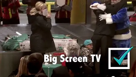 Moșul le-a a adus cadourile la aeroport, pe banda de bagaje (Video)