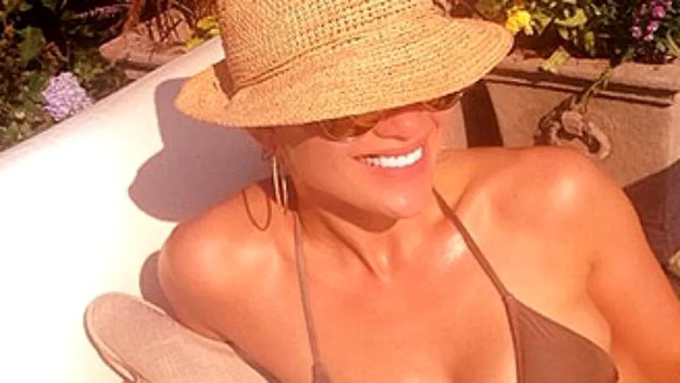 
Imagine de senzaţie! Jennifer Lopez în bikini, la 44 de ani 
