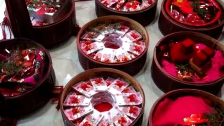 Cutii pline de bani pe post de cadou de logodnă!