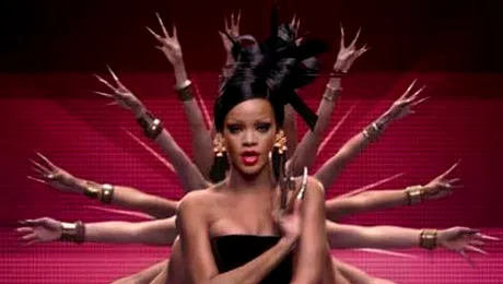 Rihanna, gheișă în „Princess of China” feat Coldplay (Interludiu)