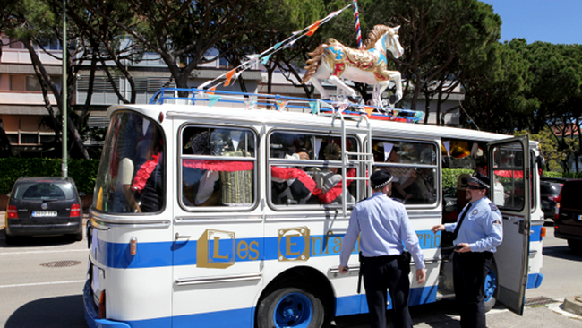 Autocar și polițiști