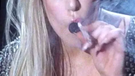 Lady Gaga a fumat marijuana pe scenă, în concert (Video)