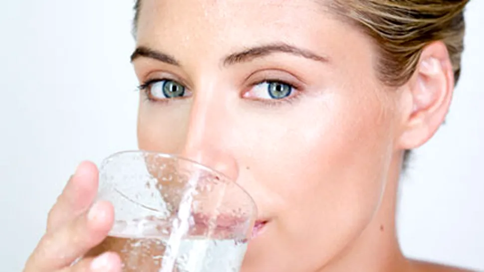 10 pahare de apă pe zi reduc grăsimea din organism