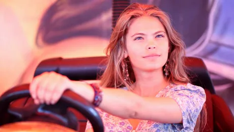 Flavia Hojda este marea revelaţie a filmului #SELFIE