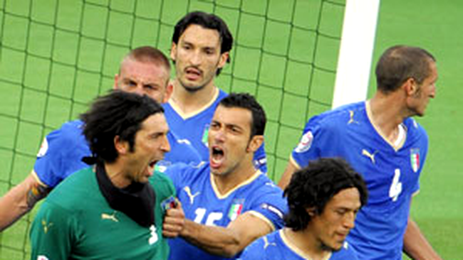 Buffon este felicitat de coechipieri