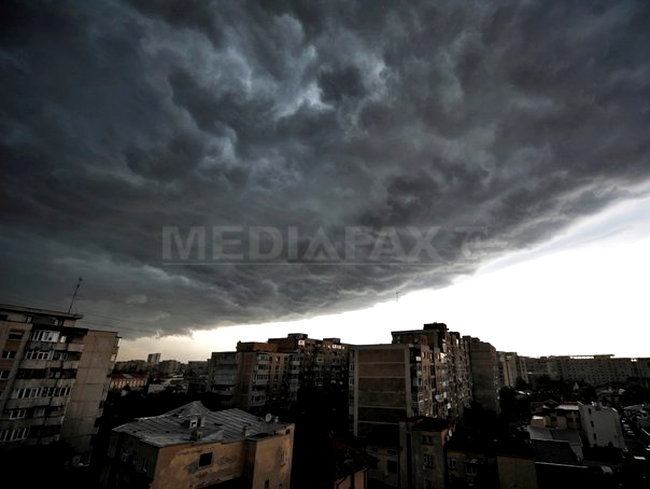 Nori negri deasupra estului tarii, inclusiv in Bucuresti, pana sambata