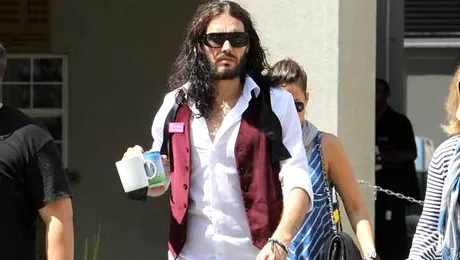 Russell Brand: „M-am culcat cu 80 de femei într-o lună”