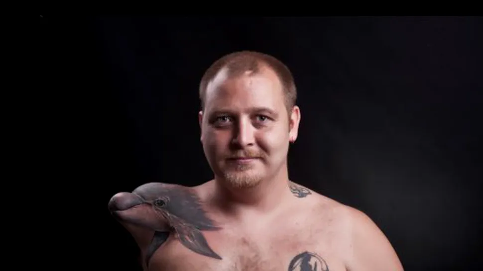 Un barbat si-a tatuat un delfin pe umarul amputat