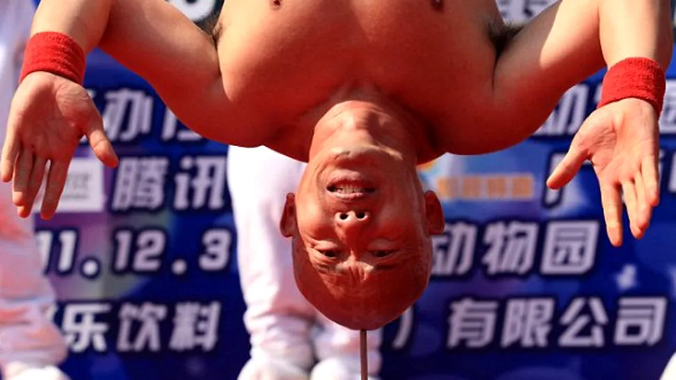 Cascadorie incredibila: Un chinez sta cu capul in jos, pe un cui!