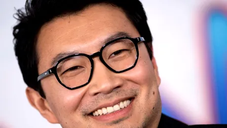 Simu Liu, starul din „Shang-Chi”, i se alătură lui Margot Robbie în „Barbie”, în regia Gretei Gerwig