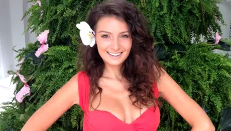 Olivia Păunescu a trecut în noul an cu picioarele în apa Oceanului Indian