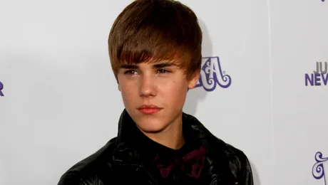 Justin Bieber se pupă sub vâsc cu altă fată