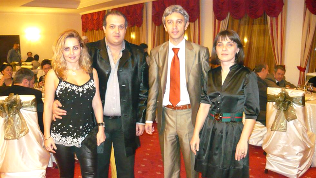 Dan Diaconescu cu soti alaturi de prieteni
