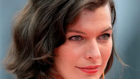 A devenit mamă din nou! Actriţa Milla Jovovich a născut o fetiţă