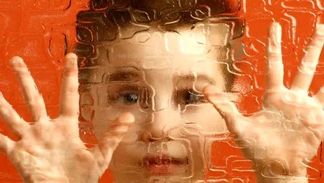 Copil de 4 ani, lăsat să moară de foame și să putrezească în pătuțul lui