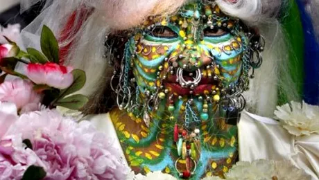 Femeia cu cele mai multe pierce-uri din lume a devenit mireasa