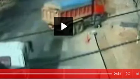 IMAGINI SOCANTE: Biciclist calcat de un camion, cu toate rotile de pe partea dreapta