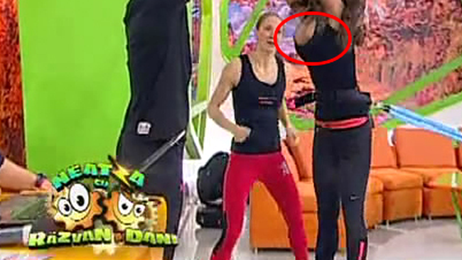 Roxana Vancea cu sanii in aer