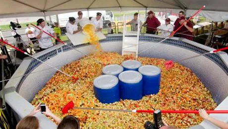 Record: Salată de fructe de 7 tone, făcută de studenți americani