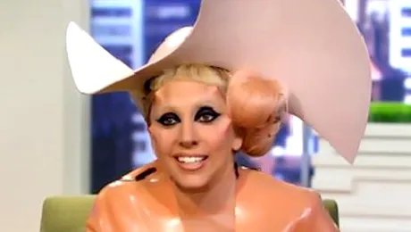 Lady Gaga s-a imbracat intr-un prezervativ!